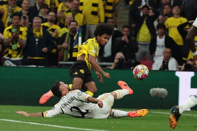 LONDON, ENGLAND, JUNE 01: Kartim Adeyemi (top) of Borussia Dortmund is challenged by Dani Carvajal (bottom) of Real Madrid during the UEFA Champions League final soccer match between Borussia Dortmund and Real Madrid at Wembley Stadium in London, England on June 01, 2024, UEFA Champions League Final - Borussia Dortmund v Real Madrid