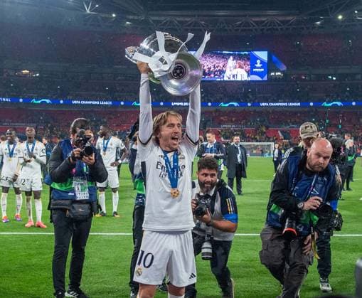 Football, Men, Season 2023 2024, Champions League Final , Borussia Dortmund Real Madrid, Luka Modric Real Madrid with trophy, Winner photo with trophy, 01 06 2024, Copyright: xSebastianxRäppold MatthiasxKochx