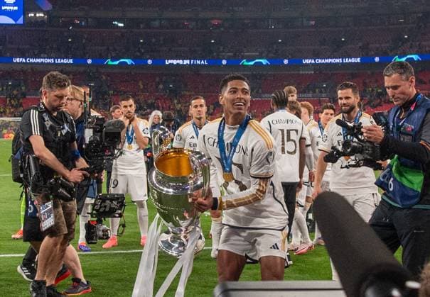 Football, Men, Season 2023 2024, Champions League Final , Borussia Dortmund Real Madrid, Jude Bellingham Real Madrid with trophy, winner photo with trophy, 01 06 2024, Copyright: xSebastianxRäppold MatthiasxKochx