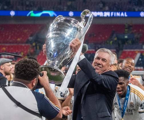 Bilder des Jahres 2024, Sport 06 Juni Sport Themen der Woche KW22 Sport Bilder des Tages Fussball, Herren, Saison 2023 2024, Champions League (Finale), Borussia Dortmund - Real Madrid, Trainer Carlo Ancelotti (Real Madrid) mit Trophäe, Siegerfoto mit Pokal, 01.06.2024, *** Football, Men, Season 2023 2024, Champions League Final , Borussia Dortmund Real Madrid, Coach Carlo Ancelotti Real Madrid with trophy, Winner photo with trophy, 01 06 2024, Copyright: xSebastianxRäppold MatthiasxKochx