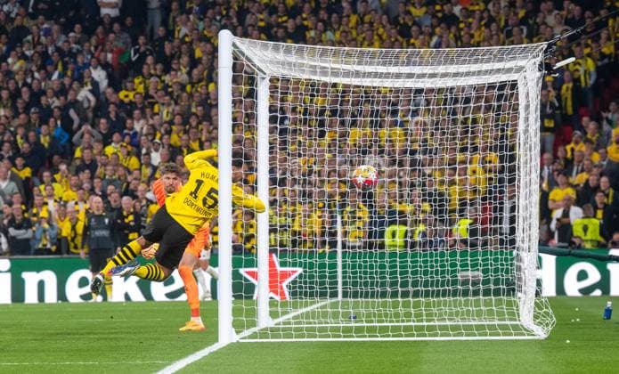 Football, Men, Season 2023 2024, Champions League Final , Borussia Dortmund Real Madrid, Daniel Carvajal not in picture, Real Madrid scores the goal for 1 0 against goalkeeper Gregor Kobel Borussia Dortmund and Mats Hummels Borussia Dortmund , 01 06 2024, Copyright: xSebastianxRäppold MatthiasxKochx