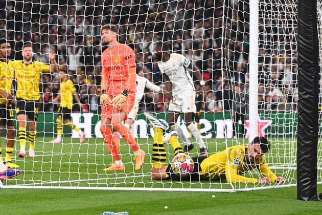 Goal Dani CARVAJAL Real Madrid covered for 1 0,,Mats HUMMELS Borussia Dortmund is in goal,hi Goalkeeper Gregor KOBEL Borussia Dortmund , Action, Football UEFA Champions League Final Borussia Dortmund Real Madrid on 01 06 2024, Wembley Staion