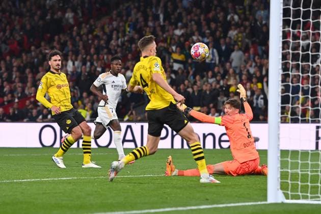 Goal Vinicius JUNIOR Real Madrid to 2 0,Ball ,Action,Goal kick against Mats HUMMELS Borussia Dortmund , Nico SCHLOTTERBECK Borussia Dortmund and goalkeeper Gregor KOBEL Borussia Dortmund , Soccer UEFA Champions League Final Borussia Dortmund Real Madrid on 01 06 2024, Wembley Staion