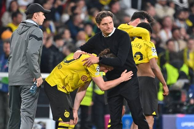 v re Edin TERZIC coach Borussia Dortmund , troestet Marcel SABITZER Borussia Dortmund after the match, disappointment,frustration,disappointed,frustrated,dejected, soccer UEFA Champions League final Borussia Dortmund Real Madrid on 01 06 2024, Wembley Staion