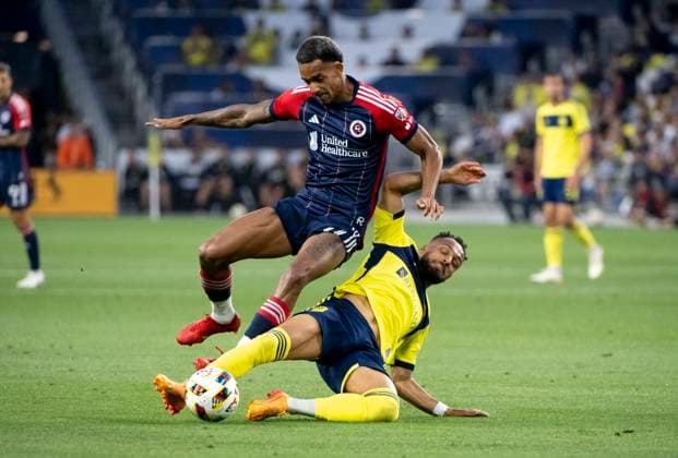 June 1, 2024, Nashville, Tennessee, USA: Nashville SC midfielder Hany Mukhtar (10) and New England Revolution midfielder Dylan Borrero (11) fight for the ball during their MLS, Fussball Herren, USA soccer match in Nashville. Nashville USA - ZUMAh237 20240601_zsp_h237_003 Copyright: xCamdenxHallx