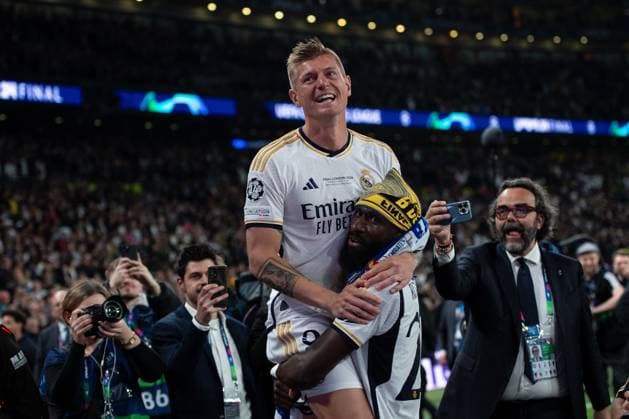 LONDON, ENGLAND - JUNE 1: Toni Kroos of Real Madrid is lifted by teammate Antonio Ruediger as they celebrate after winning the UEFA Champions League 2023 24 final match between Borussia Dortmund v Real Madrid CF at Wembley Stadium on June 1, 2024 in London, England. Photo by Sebastian Frej Borussia Dortmund v Real Madrid CF - UEFA Champions League Final 2023 24 Copyright: xSebastianxFrejx