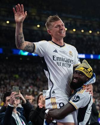 LONDON, ENGLAND - JUNE 1: Toni Kroos of Real Madrid is lifted by teammate Antonio Ruediger as they celebrate after winning the UEFA Champions League 2023 24 final match between Borussia Dortmund v Real Madrid CF at Wembley Stadium on June 1, 2024 in London, England. Photo by Sebastian Frej Borussia Dortmund v Real Madrid CF - UEFA Champions League Final 2023 24 Copyright: xSebastianxFrejx