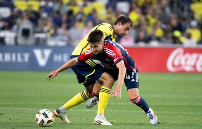 June 1, 2024, Nashville, Tennessee, USA: Nashville SC defender Jack Maher (5) and New England Revolution forward Esmir BajraktareviÄ¡ (47) fight for the ball during their MLS, Fussball Herren, USA soccer match in Nashville. Nashville USA - ZUMAh237 20240601_zsp_h237_012 Copyright: xCamdenxHallx
