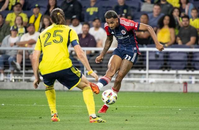 June 1, 2024, Nashville, Tennessee, USA: New England Revolution midfielder Dylan Borrero (11) shoots the ball under the watchful eye of Nashville SC defender Walker Zimmerman (25) during their MLS, Fussball Herren, USA soccer match in Nashville. Nashville USA - ZUMAh237 20240601_zsp_h237_025 Copyright: xCamdenxHallx