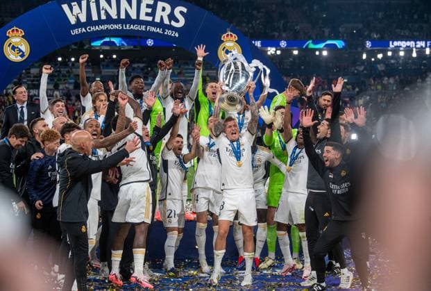 Football, Men, Season 2023 2024, Champions League Final , Borussia Dortmund Real Madrid, Winner photo Madrid, Toni Kroos Real Madrid with trophy, 01 06 2024, Copyright: xSebastianxRäppold MatthiasxKochx