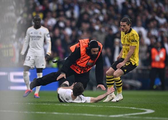 Football CHL FINAL 2023 2024 Final in London 01 06 2024 Borussia Dortmund Real Madrid Shortly after the start of the match, a streaker is stopped by a steward and Marcel Sabitzer re, Borussia Dortmund