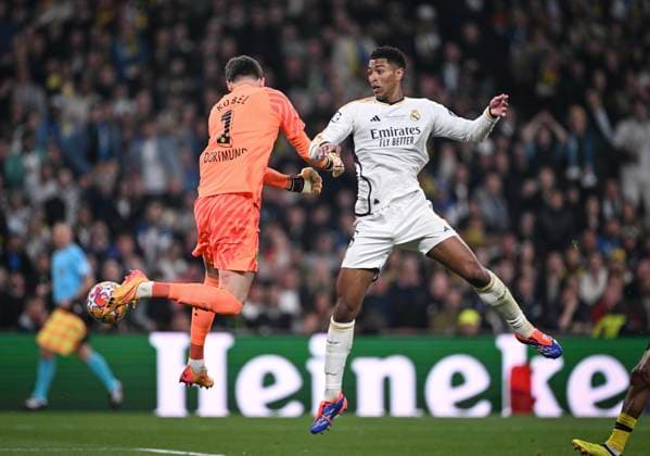 Football CHL FINAL 2023 2024 Final in London 01 06 2024 Borussia Dortmund Real Madrid Jude Bellingham right, Real Madrid against goalkeeper Gregor Kobel left, Borussia Dortmund