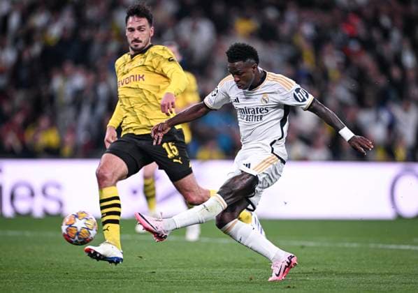 Football CHL FINAL 2023 2024 Final in London 01 06 2024 Borussia Dortmund Real Madrid Vinicius Junior right, Real Madrid scores the goal for 0 2 against Mats Hummels left, Borussia Dortmund