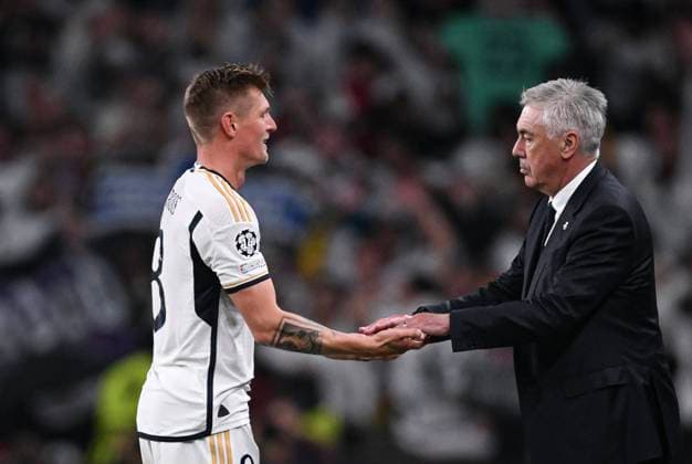 Football CHL FINAL 2023 2024 Final in London 01 06 2024 Borussia Dortmund Real Madrid coach Carlo Ancelotti right, Real Madrid applauds Toni Kroos left, Real Madrid at his substitution