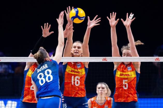 (240602) -- MACAO, June 2, 2024 -- Indy Baijens (3rd L) of the Netherlands competes against Amelie Rotar (2nd L) of France during the preliminary match between France and the Netherlands at the Women s Volleyball Nations League 2024 Macao in Macao, south China, June 2, 2024. ) (SP)CHINA-MACAO-VOLLEYBALL-WOMEN S NATIONS LEAGUE 2024-FRA VS NLD (CN) CheongxKamxKa 