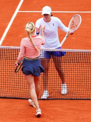 Iga Swiatek shakes hands with Anastasia Potapova after defeating her 6-0 6-0 French Open Tennis, Day 8, Tennis, Roland Garros, Paris, France - 02 June 2024  Copyright: xJavierxGarcia Shutterstockx 14519127h