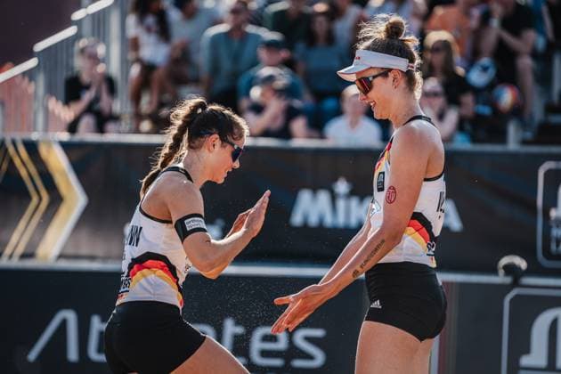Beach Volleyball Women Queen and King of the Court Hamburg 01 06 2024 v l Cinja Tillmann and Svenja Müller cheerfully clapping Hamburg Active City Arena Heiligengeistf Hamburg Germany