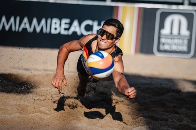 Beach volleyball men Queen and King of the Court Hamburg 01 06 2024 Sven Winter makes a spectacular dive for the ball Hamburg Active City Arena Heiligengeistf Hamburg Germany