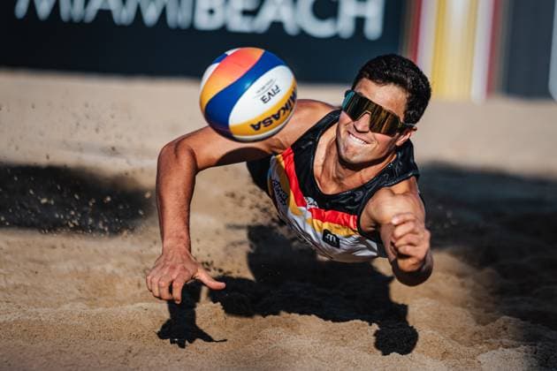 Beach volleyball men Queen and King of the Court Hamburg 01 06 2024 Sven Winter makes a spectacular dive for the ball Hamburg Active City Arena Heiligengeistf Hamburg Germany