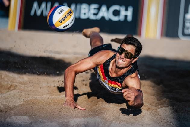 Beach volleyball men Queen and King of the Court Hamburg 01 06 2024 Sven Winter makes a spectacular dive for the ball Hamburg Active City Arena Heiligengeistf Hamburg Germany