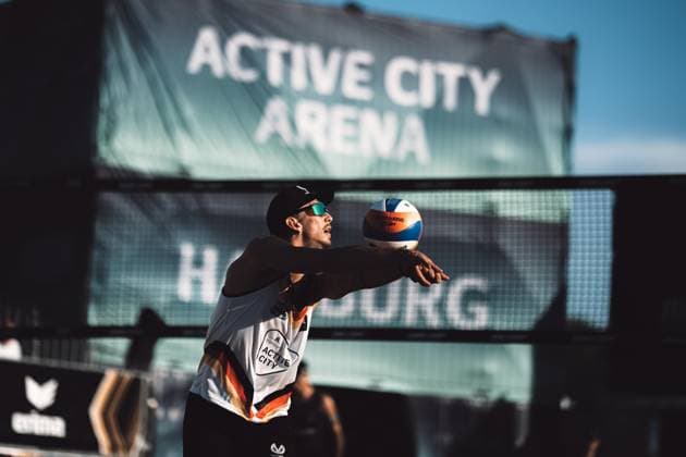 Beach Volleyball Men Queen and King of the Court Hamburg 01 06 2024 Lukas Pfretzschner with the ball in the sunlight Hamburg Active City Arena Heiligengeistf Hamburg Germany