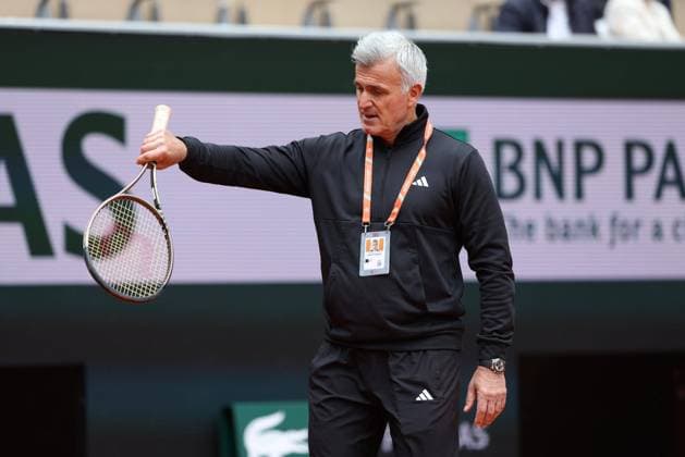 ROLAND GARROS 2024 Thierry Larret Maxppp. Tennis. Roland Garros 2024. Internationaux de France de tennis. Stade Roland Garros, Paris (75). Le 2 juin 2024. Court Suzanne Langlen : Apostolos Tsitsipas coach et pere de Stefanos PARIS (75) STADE ROLAND GARROS PARIS ILE DE FRANCE FRANCE  Copyright: xThierryxLarret MAXPPPxThierryxLarretx TL_20240602_0002 0492781300st