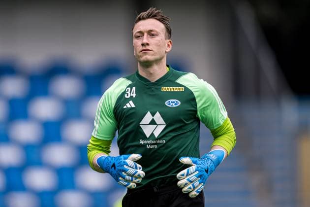 Eliteserien i fotball 2024 Molde Viking Molde 20240602 Moldes Sean Mcdermott warms up for the Elite League football match between Molde and Viking at Aker Stadion Photo Marius Simensen NTB Molde Norway EDITORIAL USE ONLY RESTRICTED USE FOR BETTING COMPANIES  Copyright: xMariusxSimensenx xNTBx