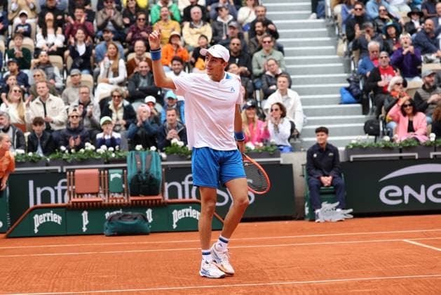 ROLAND GARROS 2024 Thierry Larret Maxppp. Tennis. Roland Garros 2024. Internationaux de France de tennis. Stade Roland Garros, Paris (75). Le 2 juin 2024. Court Suzanne Langlen : Matteo ARNALDI (ITA) vs Stefanos TSITSIPAS (GRE) PARIS (75) STADE ROLAND GARROS PARIS ILE DE FRANCE FRANCE  Copyright: xThierryxLarret MAXPPPxThierryxLarretx TL_20240602_0259 0492784984st
