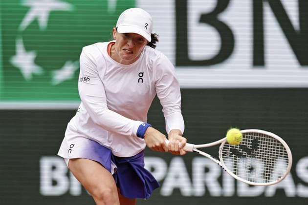 Sport Bilder des Tages Tennis: French Open Iga Swiatek of Poland plays against Russian Anastasia Potapova in a women s singles fourth-round match at the French Open tennis tournament in Paris on June 2, 2024.  A14AA0002949189P