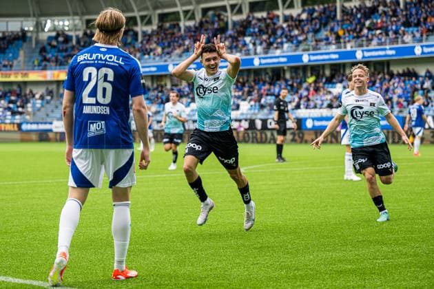 Eliteserien i fotball 2024 Molde Viking Molde 20240602 Vikings Patrick Yazbek celebrates after scoring 12 goals during the Eliteserien football match between Molde and Viking at Aker Stadion Photo Marius Simensen NTB Molde Norge EDITORIAL USE ONLY RESTRICTED USE FOR BETTING COMPANIES  Copyright: xMariusxSimensenx xNTBx