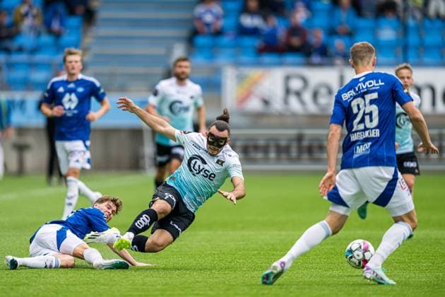 Eliteserien i fotball 2024 Molde Viking Molde 20240602 Moldes Emil Varhaugvik Breivik and Vikings Nicholas D Agostino during the Eliteserien football match between Molde and Viking at Aker Stadion Photo Marius Simensen NTB Molde Norge EDITORIAL USE ONLY RESTRICTED USE FOR BETTING COMPANIES  Copyright: xMariusxSimensenx xNTBx