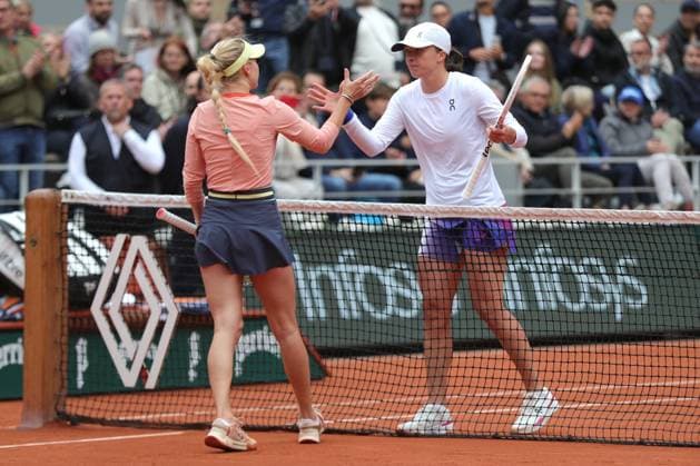 2nd June 2024; Roland Garros, Paris, France; 2024 French Open Tennis tournament, Day 8; Iga Swiatek shakes hands after defeating Anastasia Potapova (rus)  ActionPlus12650155 JonxBromley