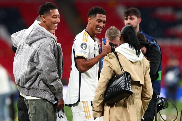 1st June 2024; Wembley Stadium, London, England; UEFA Champions League Football Final, Borussia Dortmund versus Real Madrid; Jude Bellingham of Real Madrid celebrates with mum Denise, brother Jobe and dad Mark Bellingham  ActionPlus12650207 ShaunxBrooks