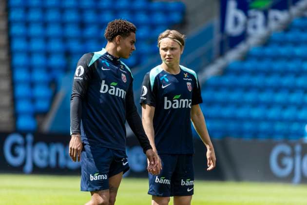 A national football team Oslo 20240602 Andreas Raedergard Schjelderup talks to Antonio Eromonsele Nordby Nusa during the mens national teams training session at Ullevaal Stadium on Sunday ahead of the private international matches against Kosovo and Denmark Photo Frederik Ringnes NTB Oslo Norway EDITORIAL USE ONLY RESTRICTED USE FOR BETTING COMPANIES  Copyright: xFrederikxRingnesx xNTBx
