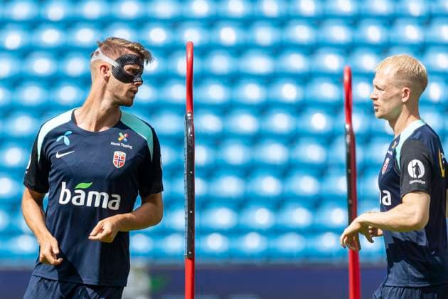 A national football team Oslo 20240602 Kristoffer Ajer wearing a mask during the mens national teams training session at Ullevaal Stadium on Sunday ahead of the international matches against Kosovo and Denmark Photo Frederik Ringnes NTB Oslo Norway EDITORIAL USE ONLY RESTRICTED USE FOR BETTING COMPANIES  Copyright: xFrederikxRingnesx xNTBx