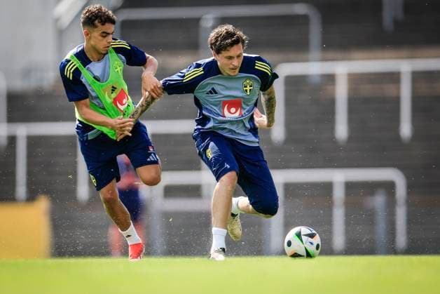 MALMÖ, SWEDEN 20240602 Yasin Ayari and Victor Nilsson Lindelöf as the mens national soccer team trains at Eleda Stadium in Malmö ahead of the international match against Denmark on Wednesday, June 5 in Copenhagen MALMÖ SWEDEN x10600x  Copyright: xAndreasxHillergren TTx TRÄNING INFÖR LANDSKAMP DANMARK-SVERIGE