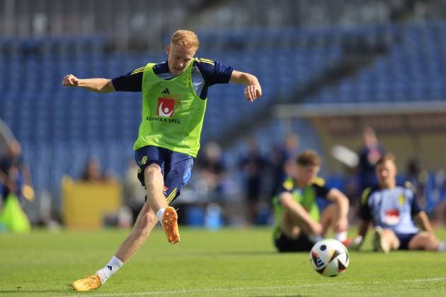 MALMÖ, SWEDEN 20240602 Hugo Larsson as the mens national soccer team trains at Eleda Stadium in Malmö ahead of the international match against Denmark on Wednesday, June 5 in Copenhagen MALMÖ SWEDEN x10600x  Copyright: xAndreasxHillergren TTx TRÄNING INFÖR LANDSKAMP DANMARK-SVERIGE