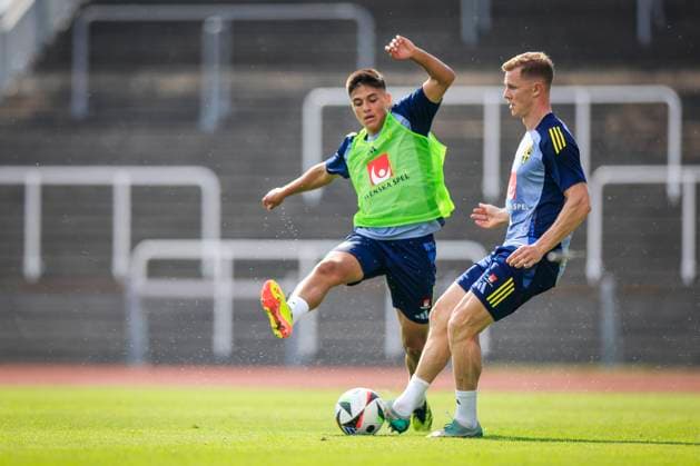 MALMÖ, SWEDEN 20240602 Matteo Perez Vinlöf tv as the mens national soccer team trains at Eleda Stadium in Malmö ahead of the international match against Denmark on Wednesday, June 5 in Copenhagen MALMÖ SWEDEN x10600x  Copyright: xAndreasxHillergren TTx TRÄNING INFÖR LANDSKAMP DANMARK-SVERIGE