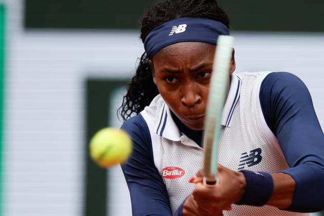02 06 2024, Tennis, French Open 2024 Roland Garros, FRA, Paris, Women™s Singles Court Philippe Chatrier FOURTH ROUND Coco Gauff USA Elisabetta Cocciaretto ITA Picture from left Coco Gauff USA plays a backhand Copyright: HMBxMedia AntonioxBorga