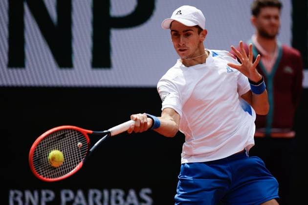 02 06 2024, Tennis, French Open 2024 Roland Garros, FRA, Paris, Men™s Singles Court Suzanne Lenglen FOURTH ROUND Matteo Arnaldi ITA Stefanos Tsitsipas GRE Picture from left Matteo Arnaldi ITA plays a forehand Copyright: HMBxMedia AntonioxBorga
