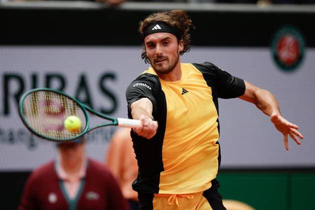 02 06 2024, Tennis, French Open 2024 Roland Garros, FRA, Paris, Men™s Singles Court Suzanne Lenglen FOURTH ROUND Matteo Arnaldi ITA Stefanos Tsitsipas GRE Picture from left Stefanos Tsitsipas GRE plays a forehand Copyright: HMBxMedia AntonioxBorga