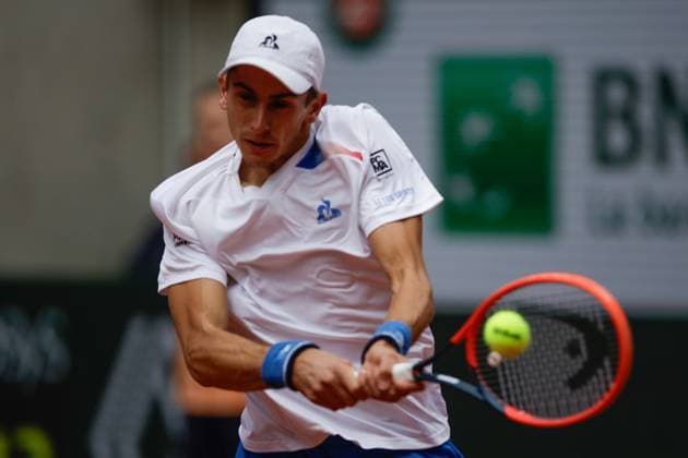 02 06 2024, Tennis, French Open 2024 Roland Garros, FRA, Paris, Men™s Singles Court Suzanne Lenglen FOURTH ROUND Matteo Arnaldi ITA Stefanos Tsitsipas GRE Picture from left Matteo Arnaldi ITA plays a backhand Copyright: HMBxMedia AntonioxBorga
