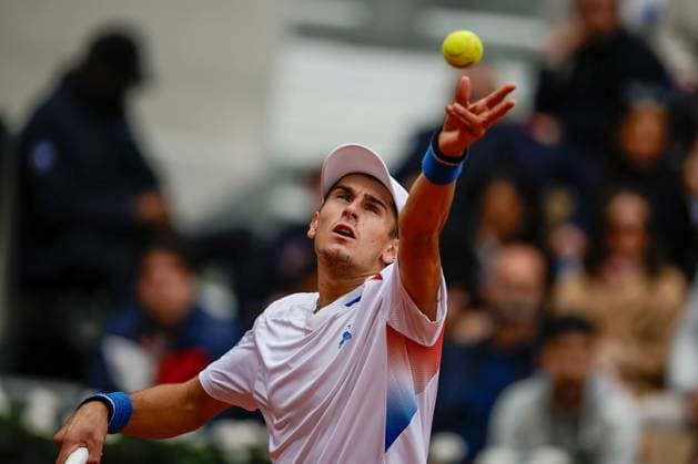 02 06 2024, Tennis, French Open 2024 Roland Garros, FRA, Paris, Men™s Singles Court Suzanne Lenglen FOURTH ROUND Matteo Arnaldi ITA Stefanos Tsitsipas GRE Picture from left Matteo Arnaldi ITA makes a serve Copyright: HMBxMedia AntonioxBorga
