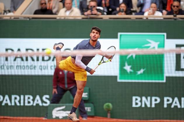 2nd June 2024; Roland Garros, Paris, France; 2024 French Open Tennis tournament, Day 8; Carlos Alcaraz serves to Felix Auger-Aliassime  ActionPlus12650378 JonxBromley