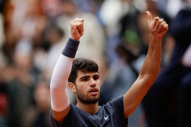 02 06 2024, Tennis, French Open 2024 Roland Garros, FRA, Paris, Men™s Singles Court Philippe Chatrier FOURTH ROUND Felix Auger Aliassime CAN Carlos Alcaraz SPA Picture from left Carlos Alcaraz SPA cheers, thanks the fans, thanks, thanks Copyright: HMBxMedia AntonioxBorga