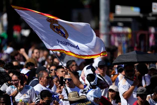 June 2, 2024, Madrid, Madrid, SPAIN: Supporters of Real Madrid are seen at Cibeles Fount during the celebration of Real Madrid after winning their 15th UEFA Champions League title against Borussia Dortmund in London on June 02, 2024, in Madrid, Spain. Madrid SPAIN - ZUMAa181 20240602_zaa_a181_027 Copyright: xOscarxJ.xBarrosox
