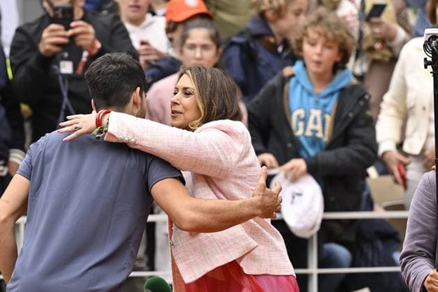 Tennis : Roland Garros 2024 - France - Marion Bartoli felicite Carlos Alcaraz pour sa victoire Tennis : Roland Garros 2024 - France - 02 06 2024 ChrysleneCaillaud Panoramic 