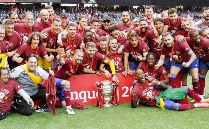 Sport Themen der Woche KW22 Sport Bilder des Tages Anton Geisser 02.06.2024 Fussball Herren Super Keague Saison 2023 2024 Schweizer Cupfinal 2024 Servette FC-FC Kugano Sieger (Servette FC) nach Elfmeterschiessen Bild : Jubelnde (Servette FC ) Spieler mit Pokal *** Anton Geisser 02 06 2024 Soccer Men Super Keague Season 2023 2024 Swiss Cup Final 2024 Servette FC FC FC Kugano Winner Servette FC after penalty shootout Picture Cheering Servette FC players with trophy 