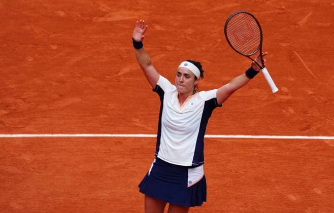Ons Jabeur celebrates reaching the quarter finals French Open Tennis, Day 8, Tennis, Roland Garros, Paris, France - 02 June 2024  Copyright: xJavierxGarcia Shutterstockx 14519127al