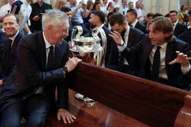 Real Madrid s head coach Carlo Ancelotti (L) chats with midfielder Luka Modric (R) upon their arrival to La Almudena Cathedral, in Madrid, Spain, 02 June 2024. Real Madrid won the UEFA Champions League 2024 final soccer match against Borussia Dortmund on 01 June 2024. Real Madrid celebrates the UEFA Champions League 2024 !ACHTUNG: NUR REDAKTIONELLE NUTZUNG!  Copyright: xChemaxMoyax GRAF3282 20240602-55013758769_1